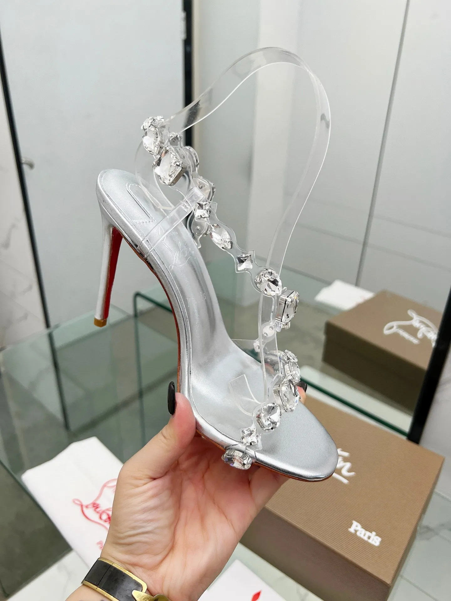 👟👟Ex-factory price 600👟👟 ChristianLouboutin/Lu Boting CL red-soled shoes 🔥4050 New spring and summer series debut, creative and bold shoe design shows avant-garde attitude and refreshes urban style. Elegant and fashionable, it is embellished with a silver buckle and colorful crystals that wrap beautifully around the ankle💎.   1⃣️Fabric: Imported original material PUC 2⃣️Inner lining: Imported Italian lambskin, super soft and delicate 3⃣️Outsole: Imported Italian original original color genuine leather sole Heel height 10.5 4⃣️Code number: 35 to 39 (customized at 40.41.42.43)